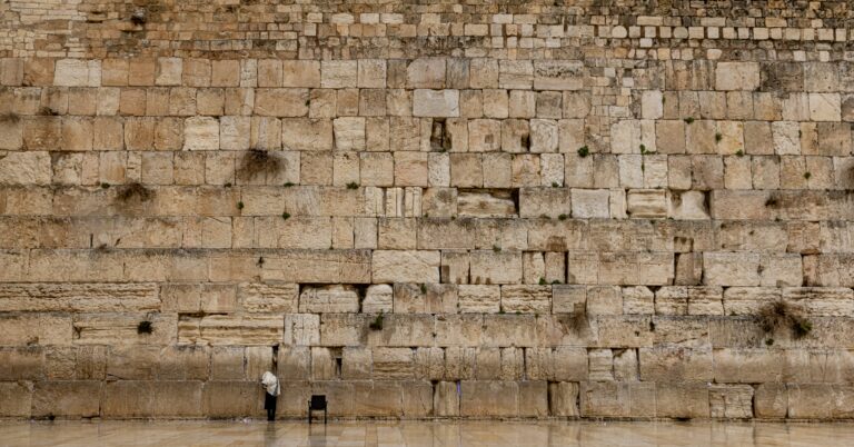 Netanyahu Prays for Trump at Western Wall